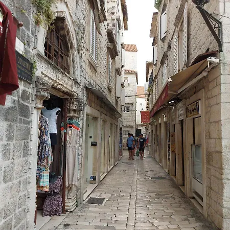 Bijela Kuca * Mali Drvenik