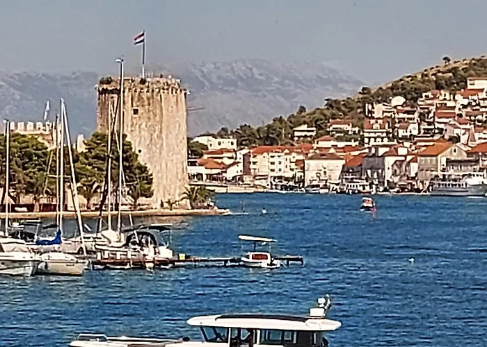 Bijela Kuca * Drvenik Mali